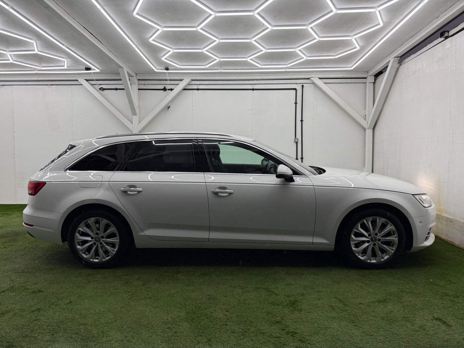 Used Audi A4 2017 for sale - 77783324: Photo 5