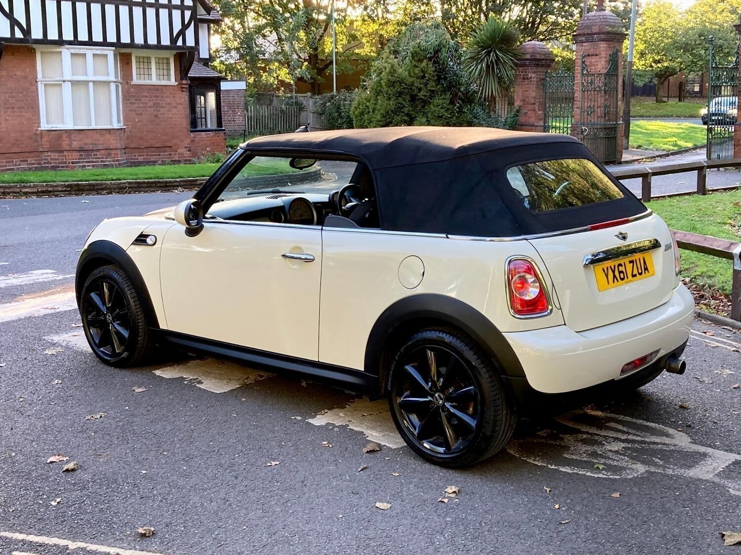 Used MINI Convertible 2011 for sale - 77934425: Photo 11