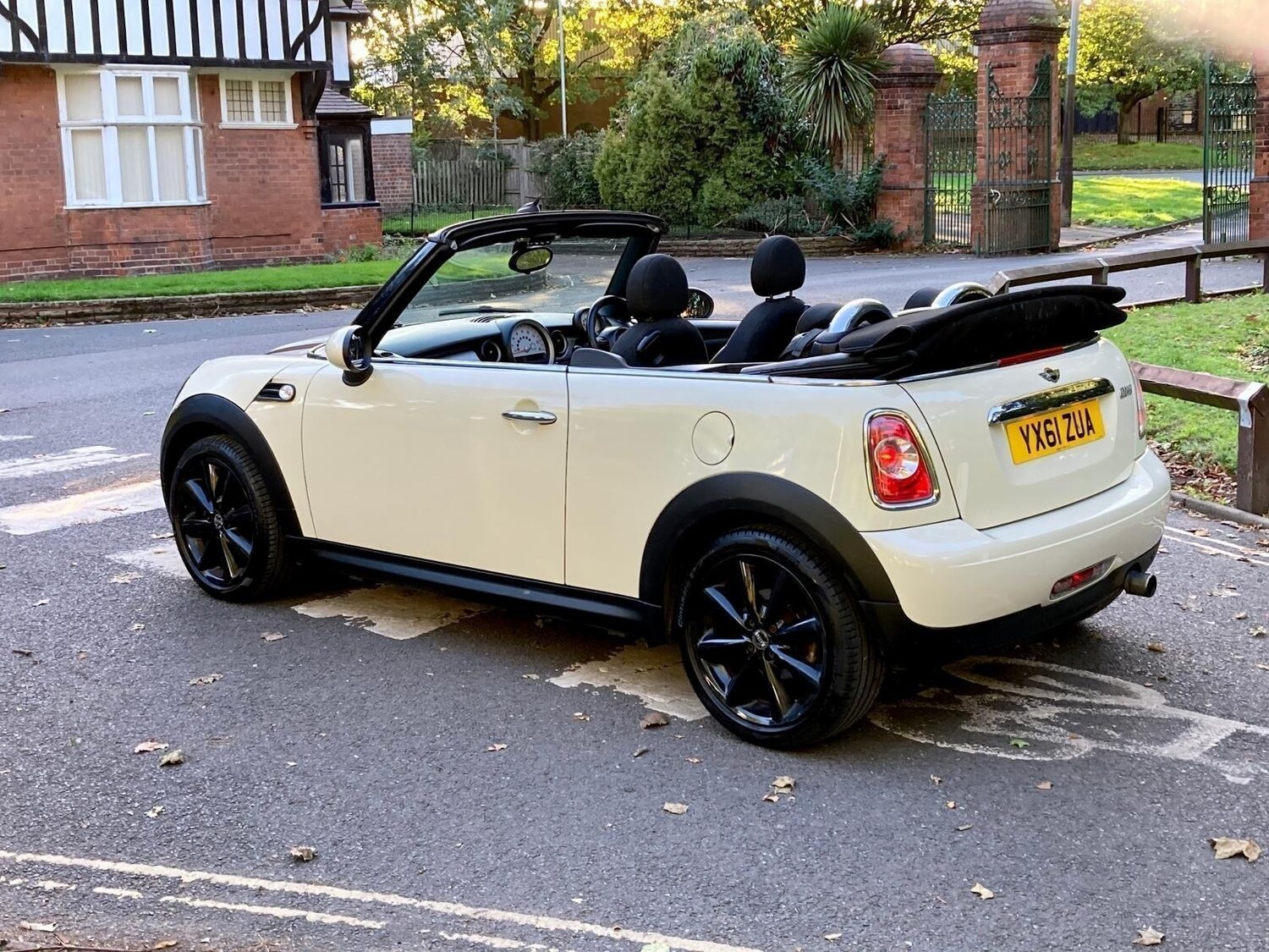 Used MINI Convertible 2011 for sale - 77934425: Photo 6