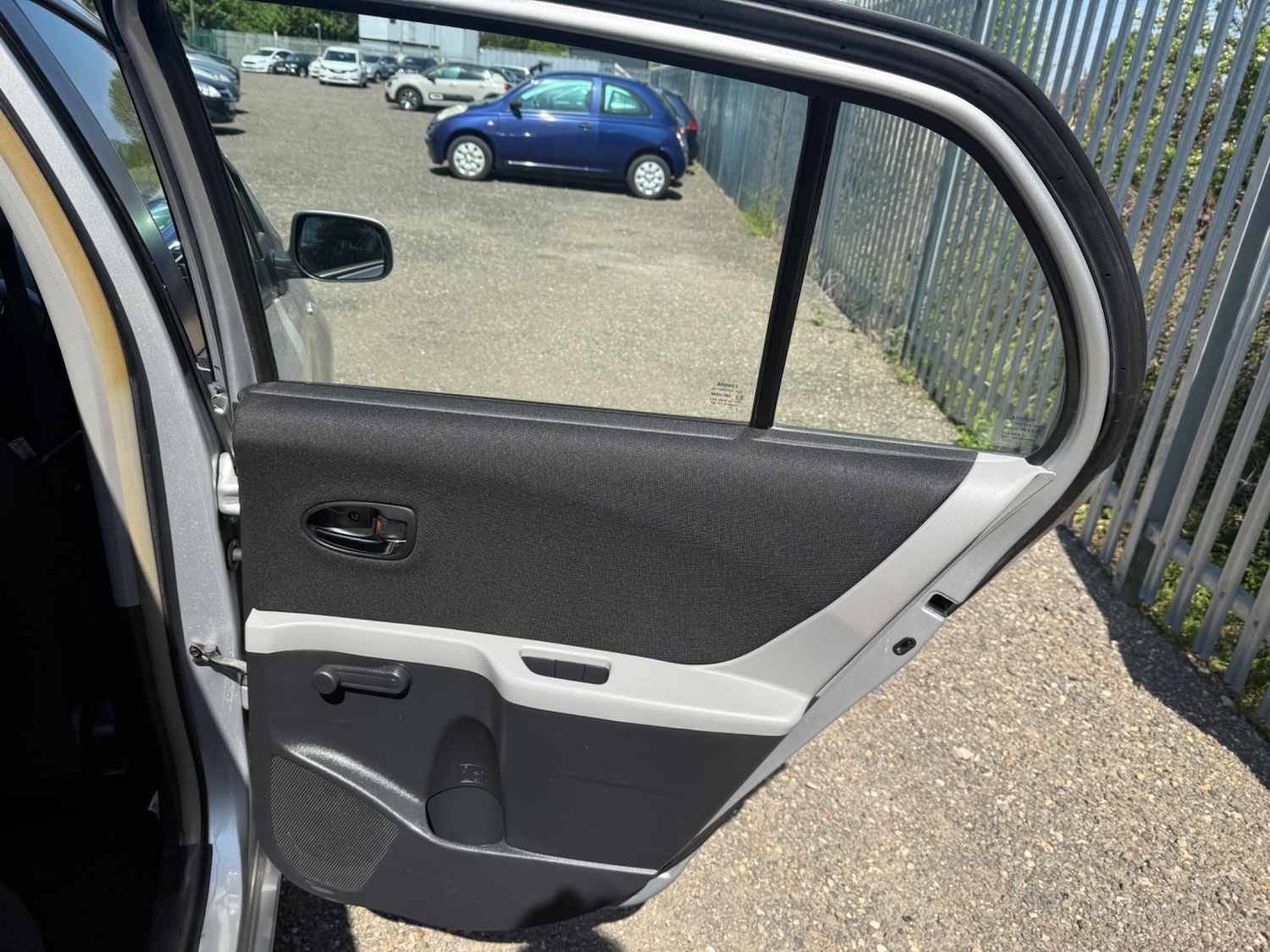 Used Toyota Yaris 2011 for sale - 76457654: Photo 21