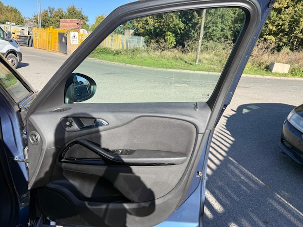 Used Vauxhall Zafira Tourer 2015 for sale - 76071924: Photo 9