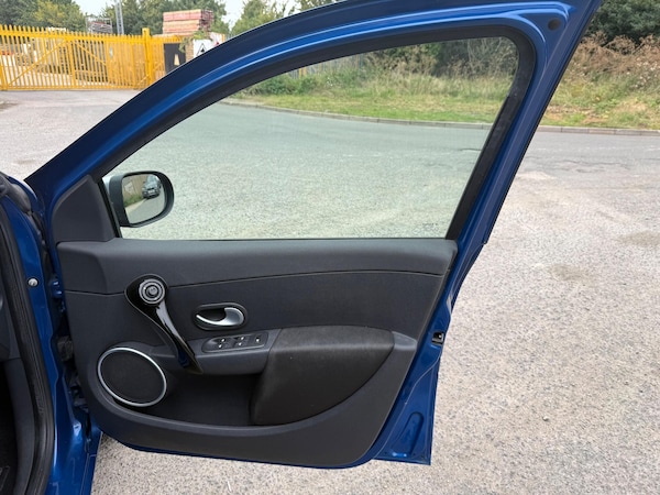 Used Renault Clio 2011 for sale - 75532748: Photo 9