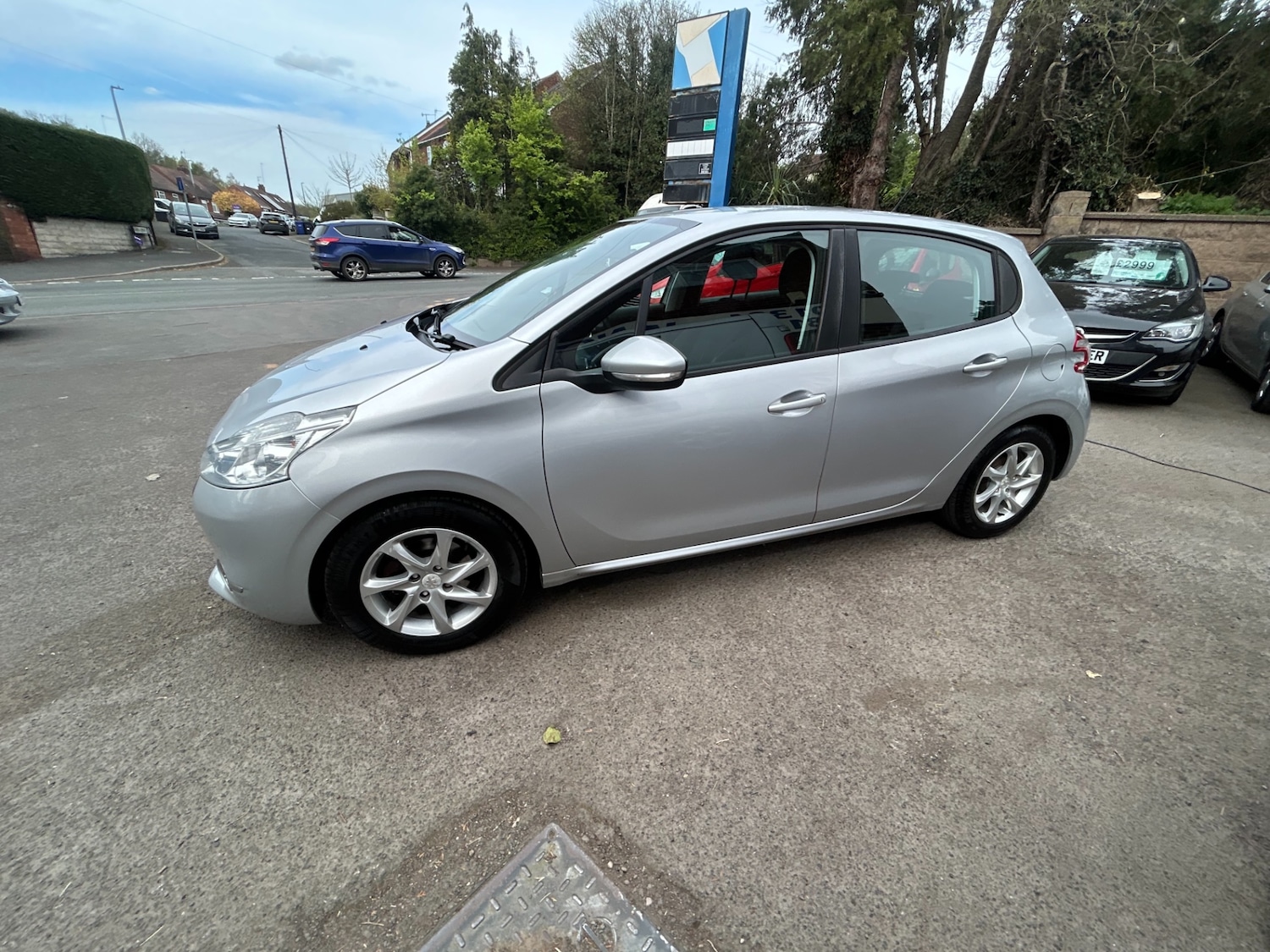 Used Peugeot 208 2013 for sale - 78199045: Photo 2
