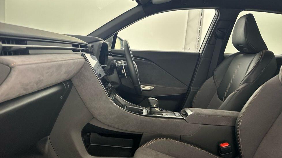 Used Lexus LBX 2024 for sale - 76327796: Photo 3