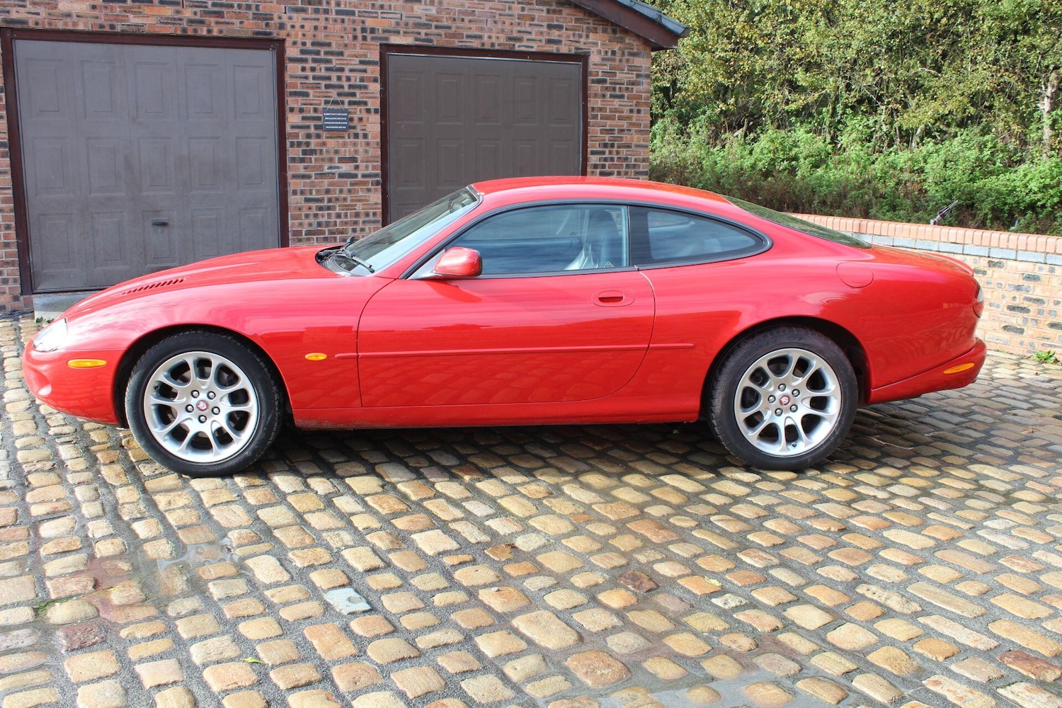 Used Jaguar XKR 1999 for sale - 76409444: Photo 2