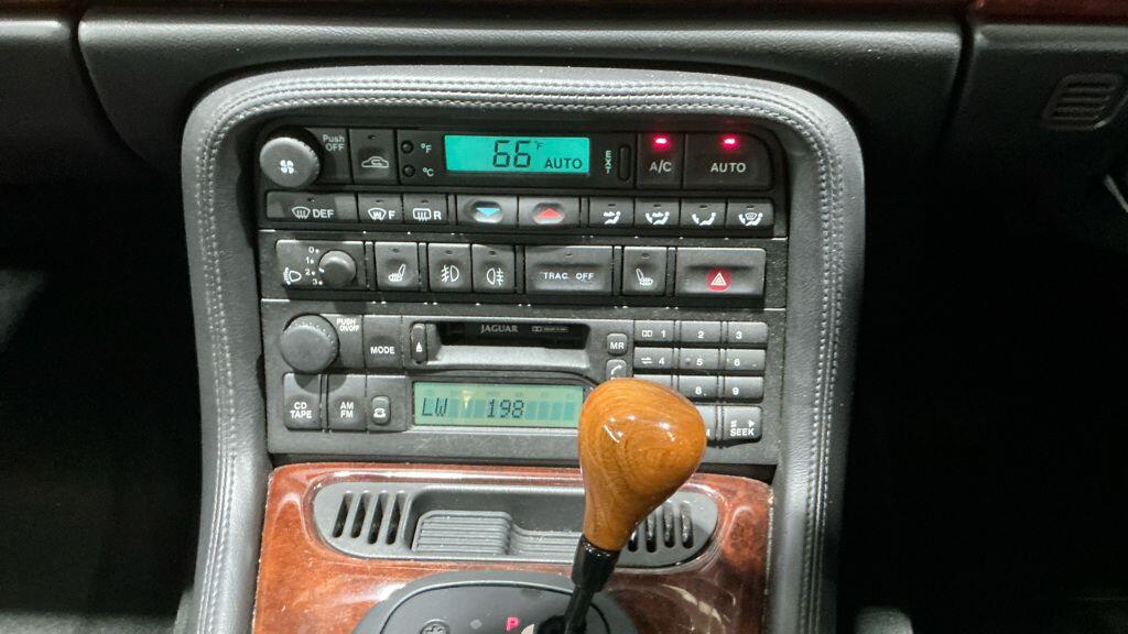 Used Jaguar XKR 1999 for sale - 76409444: Photo 38