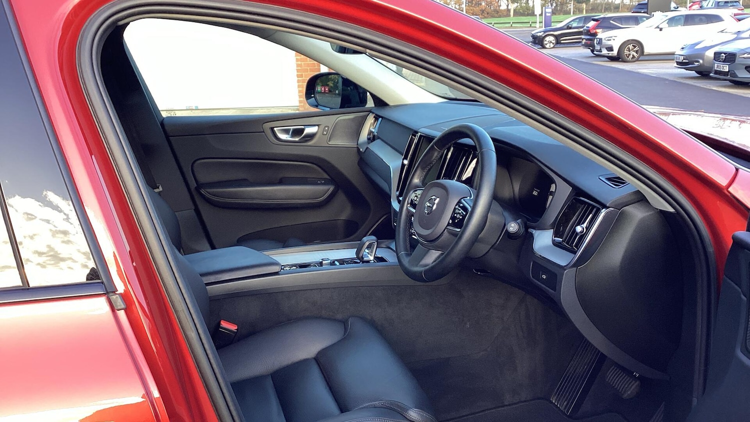 Used Volvo XC60 2023 for sale - 76522170: Photo 4