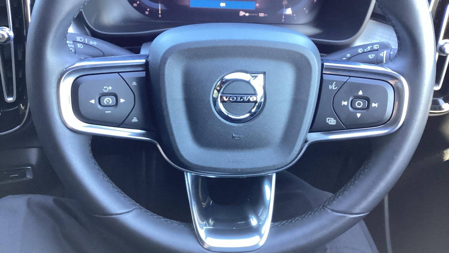 Used Volvo XC40 2023 for sale - 76094926: Photo 35