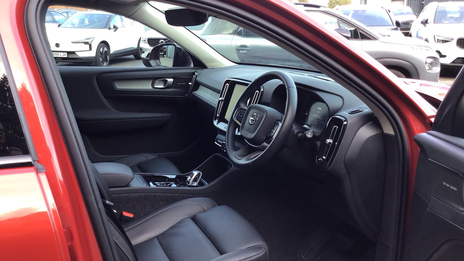 Used Volvo XC40 2025 for sale - 76121301: Photo 4