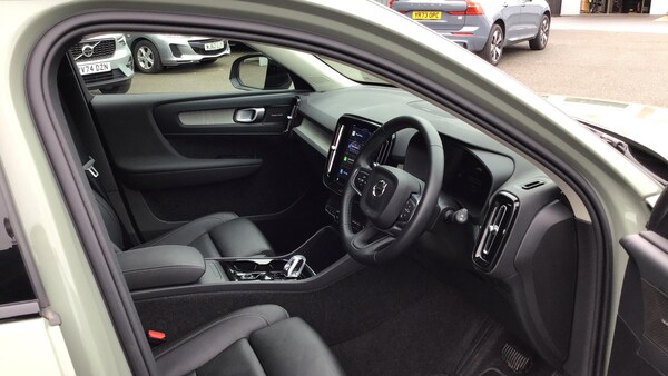Used Volvo XC40 2025 for sale - 76239852: Photo 4
