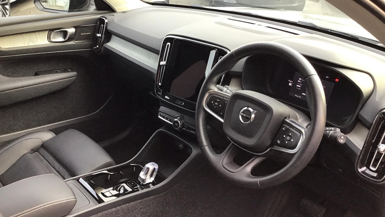 Used Volvo XC40 2024 for sale - 76620564: Photo 4