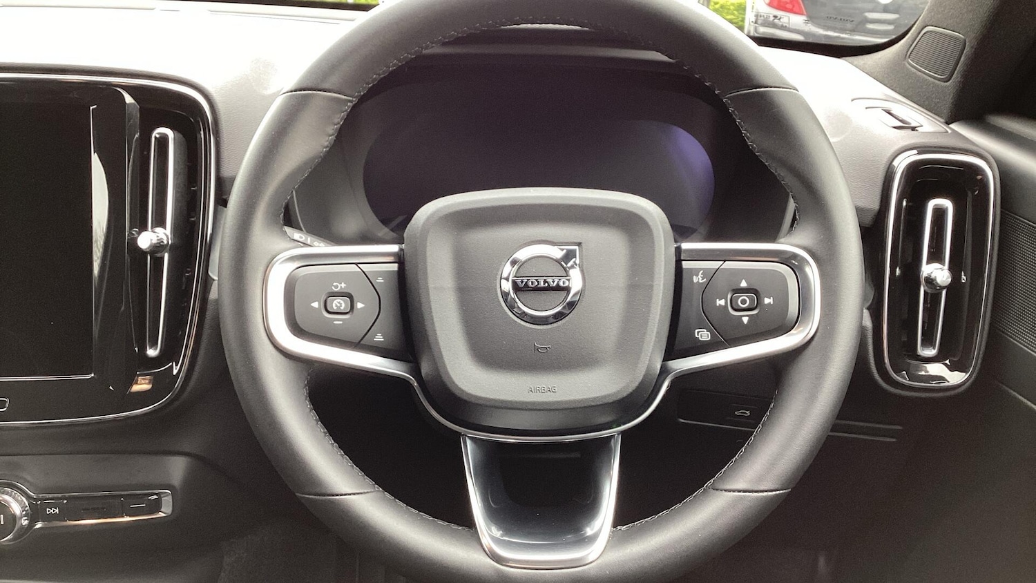 Used Volvo XC40 2025 for sale - 78203864: Photo 10