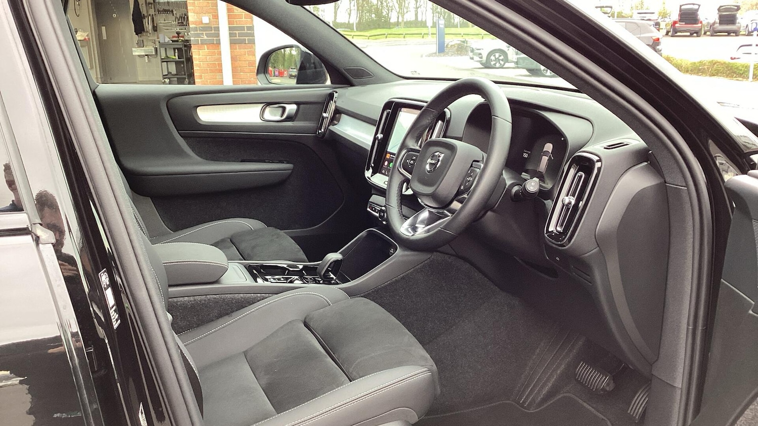 Used Volvo XC40 2025 for sale - 78203864: Photo 4