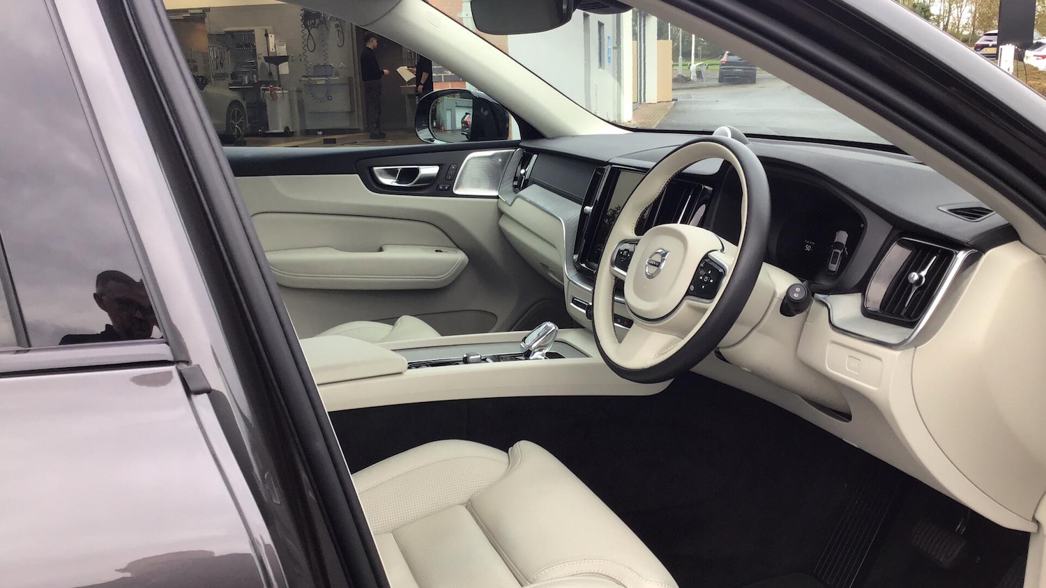 Used Volvo XC60 2023 for sale - 76485146: Photo 4