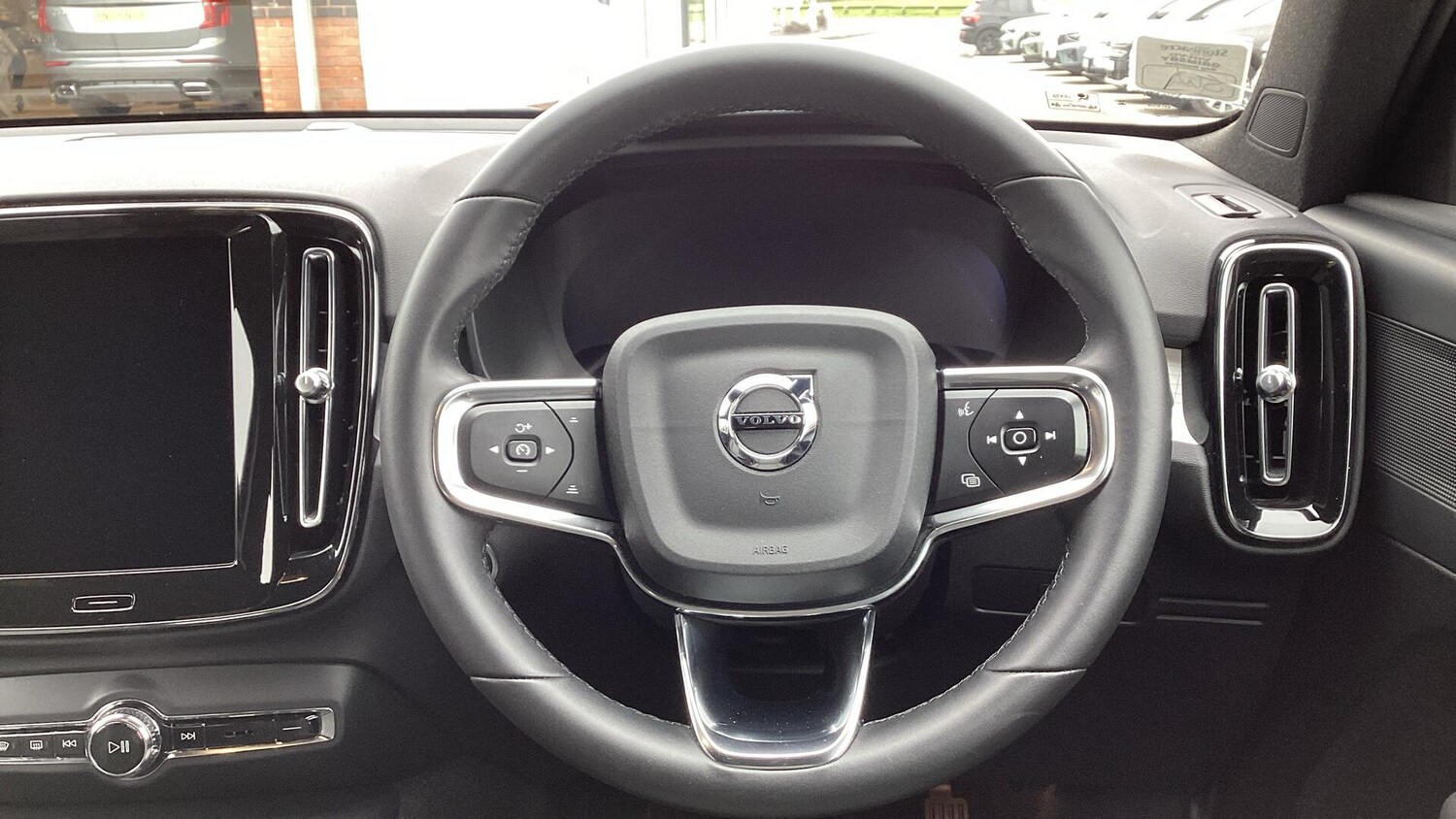 Used Volvo XC40 2023 for sale - 77657705: Photo 10