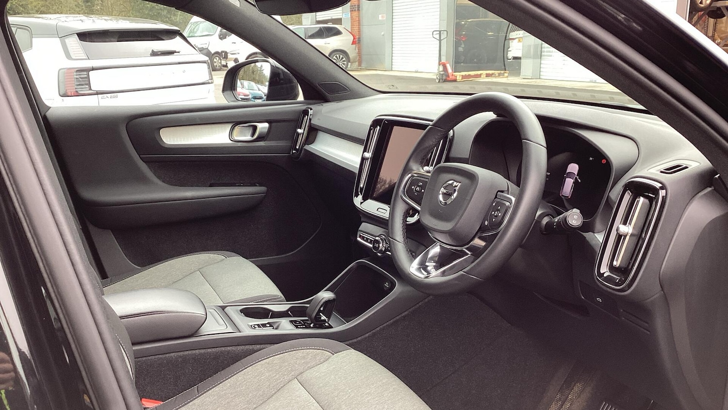 Used Volvo XC40 2023 for sale - 77657705: Photo 4