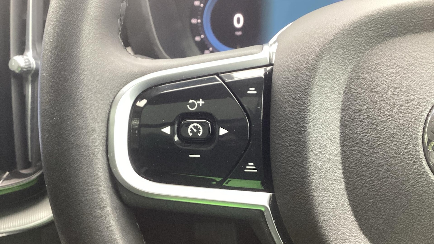 Used Volvo XC60 2023 for sale - 76306386: Photo 25