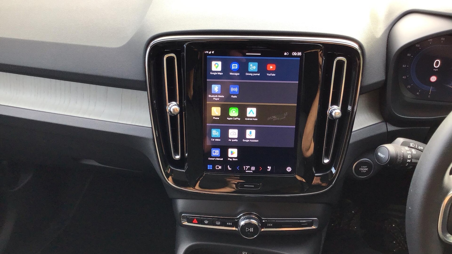 Used Volvo XC40 2025 for sale - 76671432: Photo 12