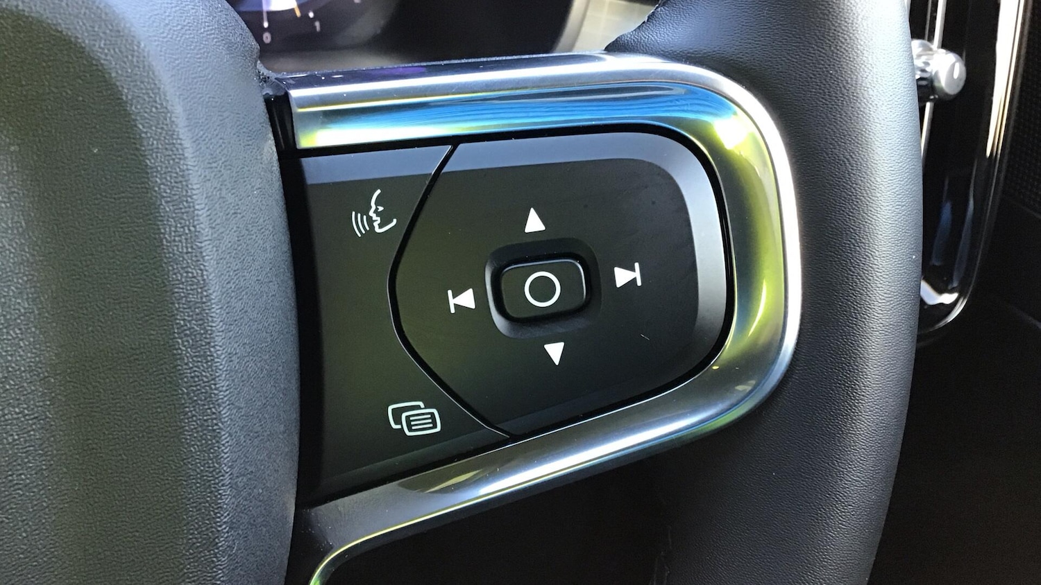 Used Volvo XC40 2023 for sale - 77253859: Photo 30