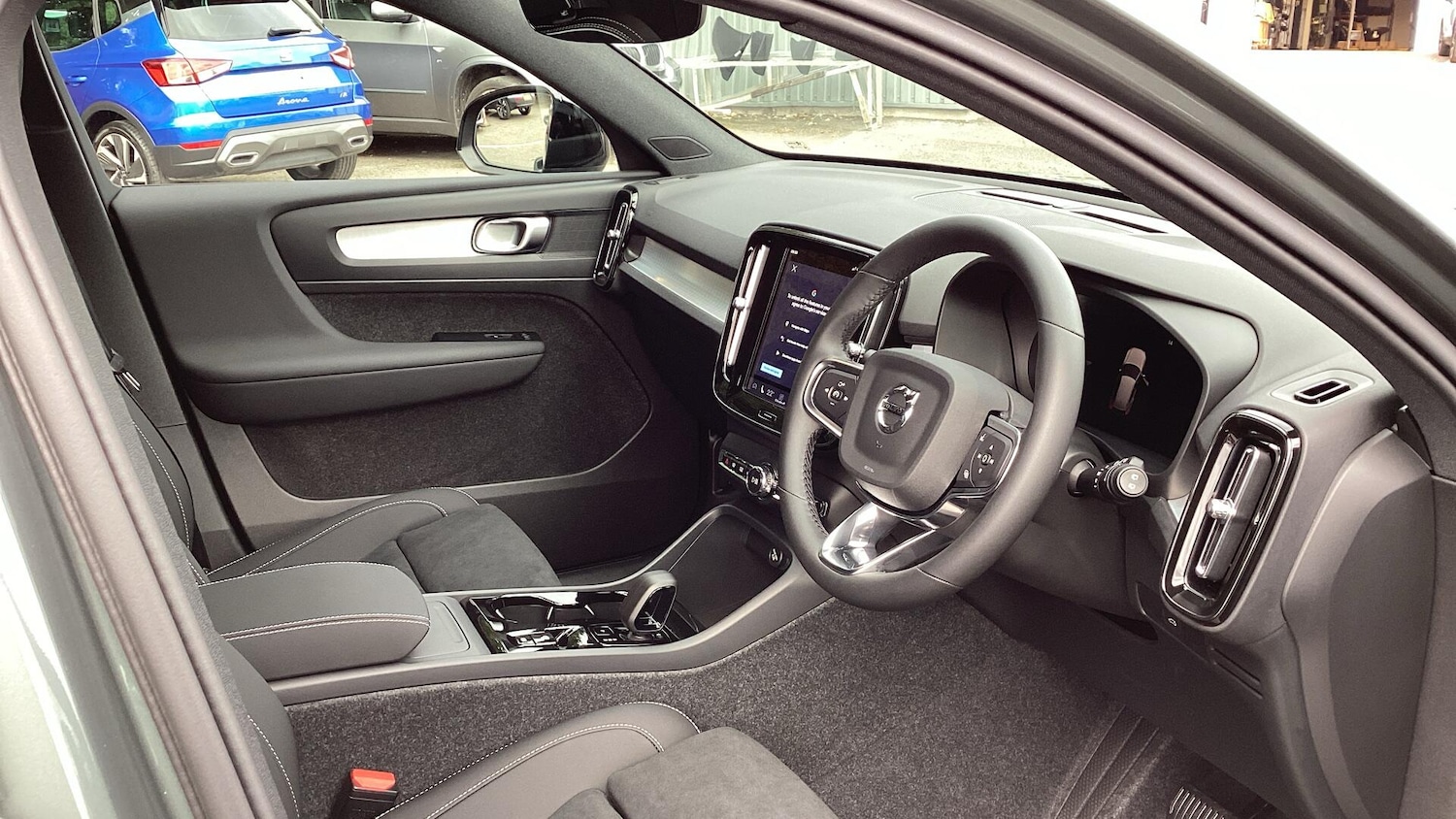 Used Volvo XC40 2025 for sale - 76072508: Photo 4