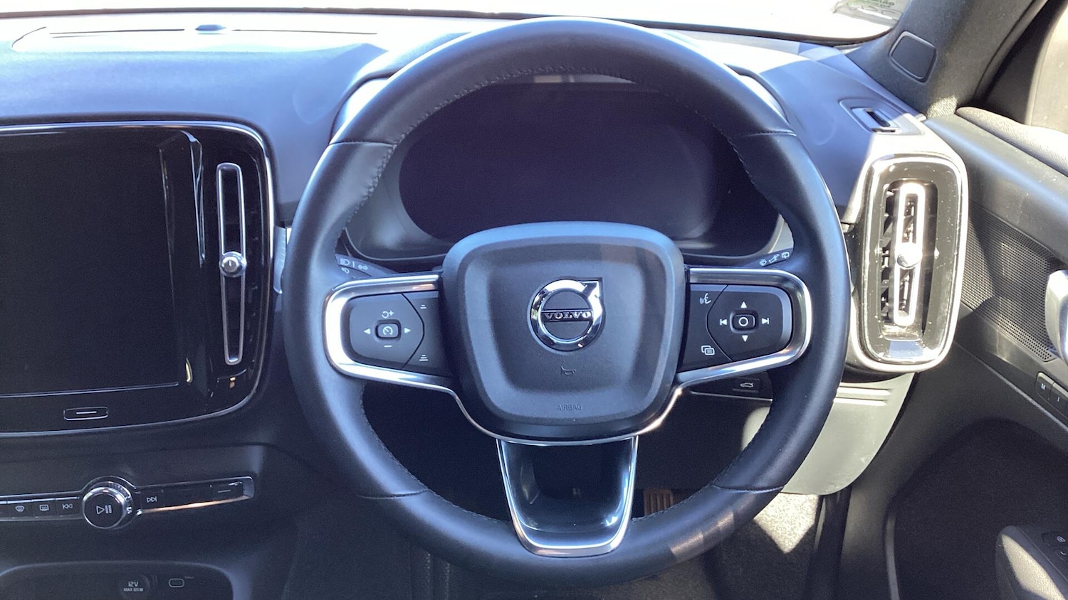 Used Volvo XC40 2023 for sale - 76551044: Photo 10