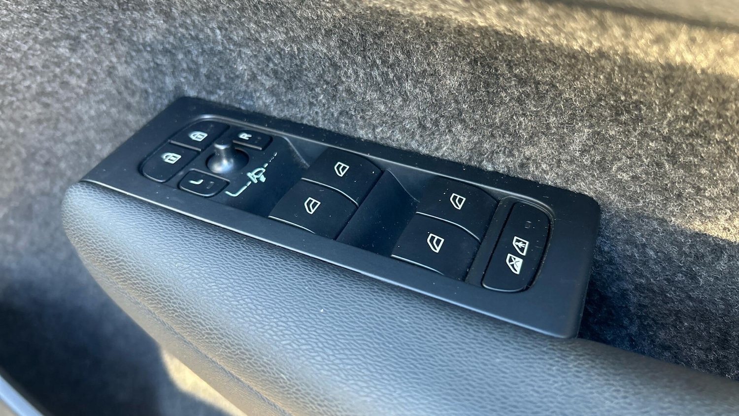 Used Volvo XC40 2023 for sale - 77163356: Photo 23