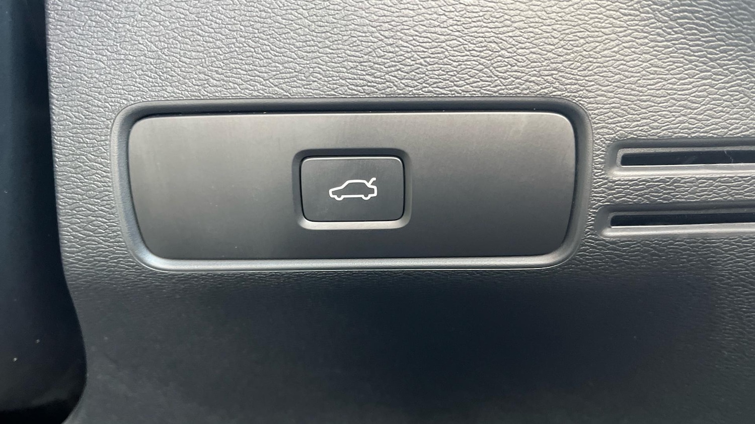 Used Volvo XC40 2024 for sale - 76865764: Photo 30