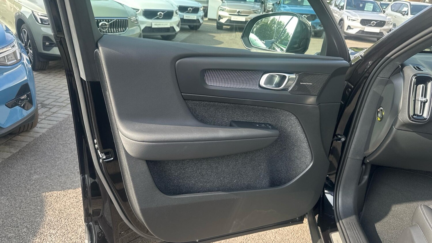 Used Volvo XC40 2025 for sale - 76251121: Photo 18