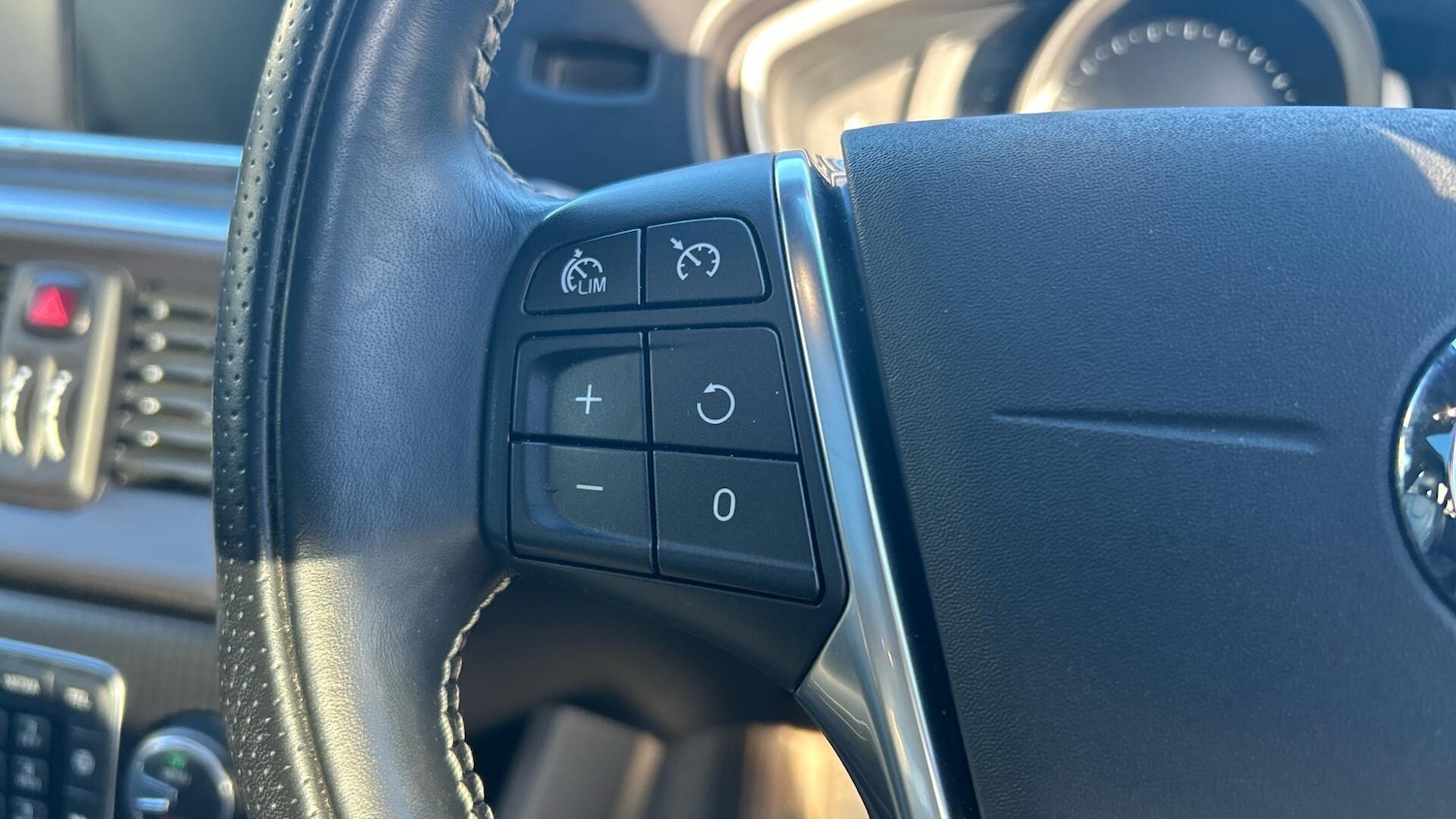 Used Volvo V40 2018 for sale - 77120487: Photo 21