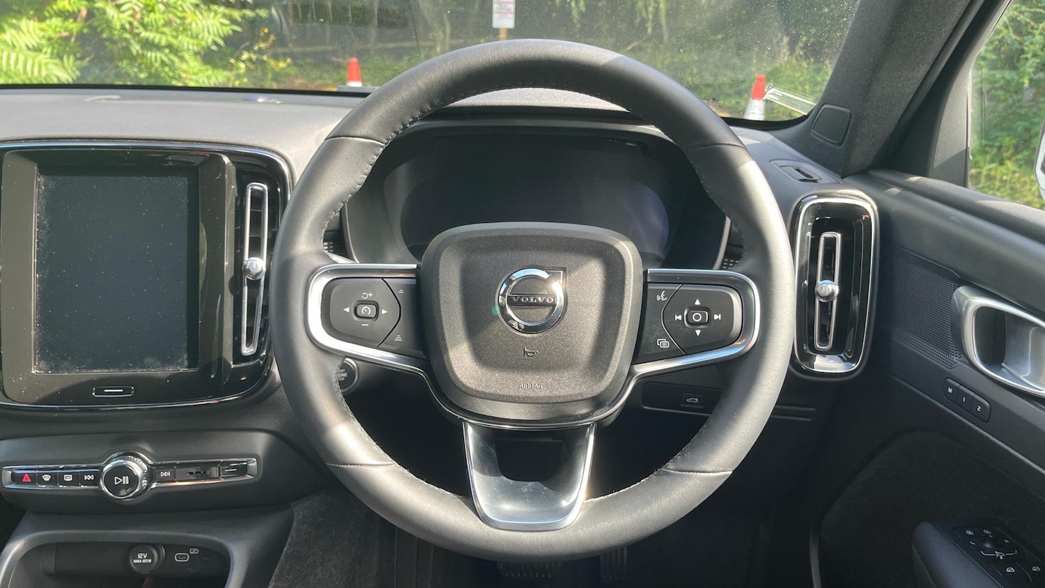 Used Volvo XC40 2024 for sale - 76702366: Photo 11