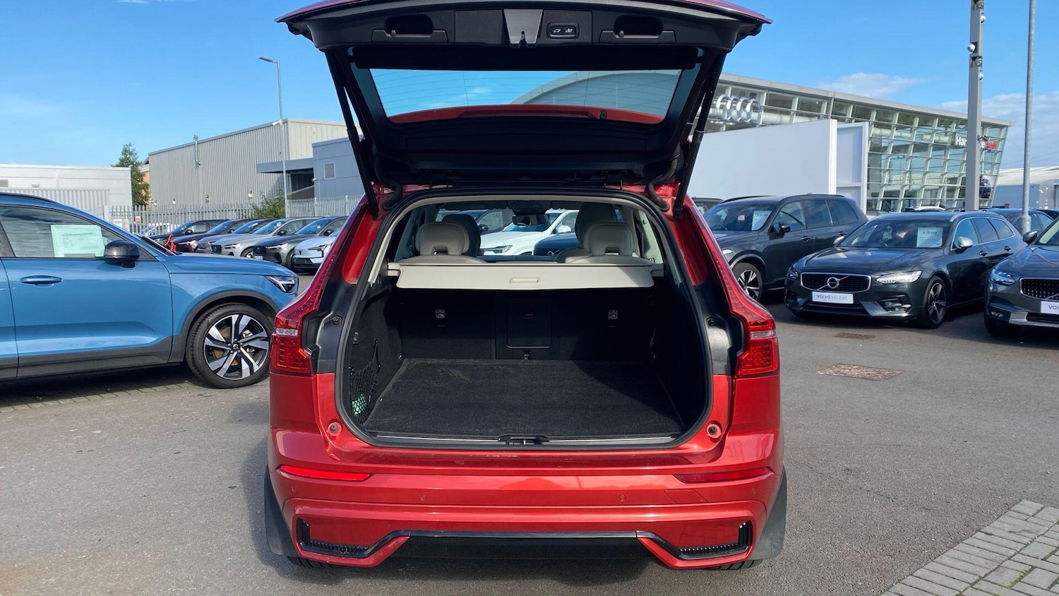 Used Volvo XC60 2023 for sale - 76121897: Photo 13