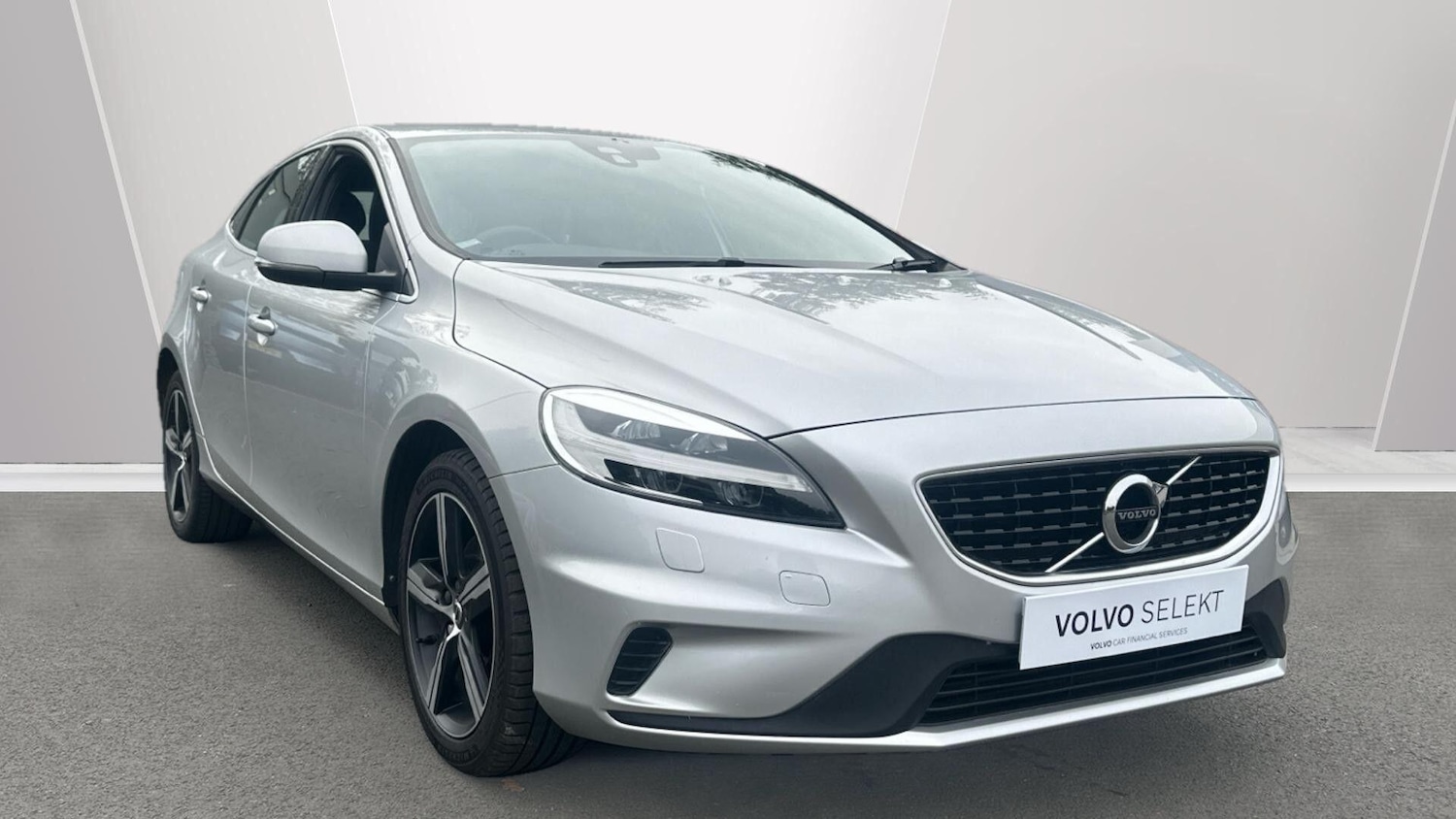 Used Volvo V40 2018 for sale - 76121547: Photo 1