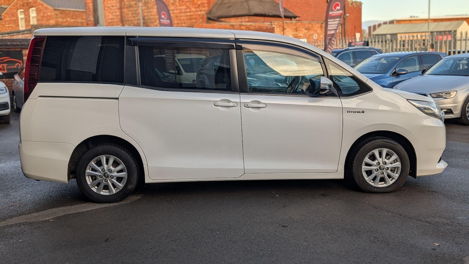 Used Toyota Noah for sale - 76996110: Photo 4