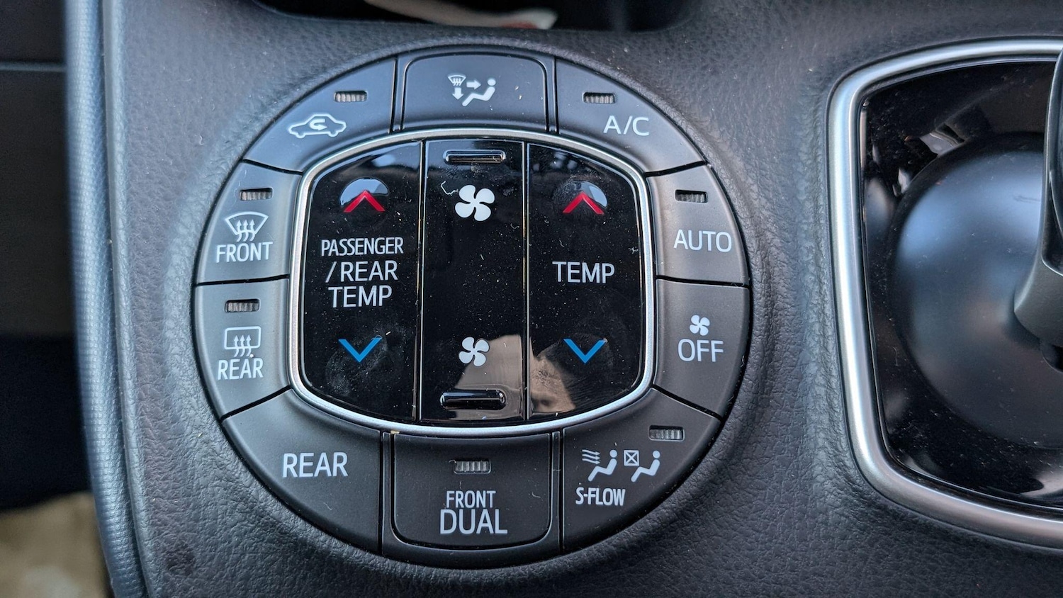 Used Toyota Noah for sale - 76667110: Photo 18