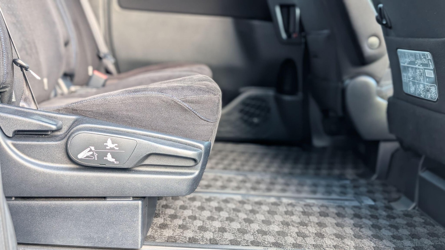 Used Toyota Noah for sale - 76667110: Photo 22