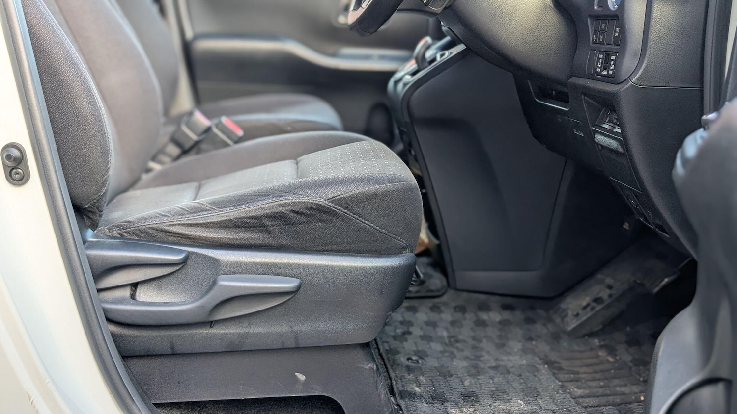 Used Toyota Noah for sale - 76667110: Photo 24