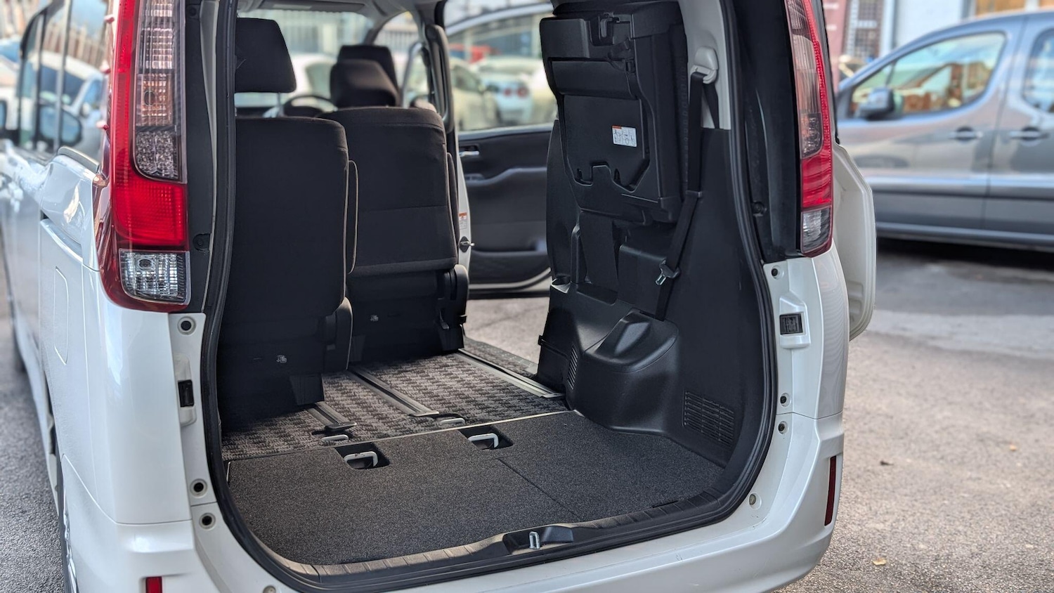 Used Toyota Noah for sale - 76667110: Photo 32