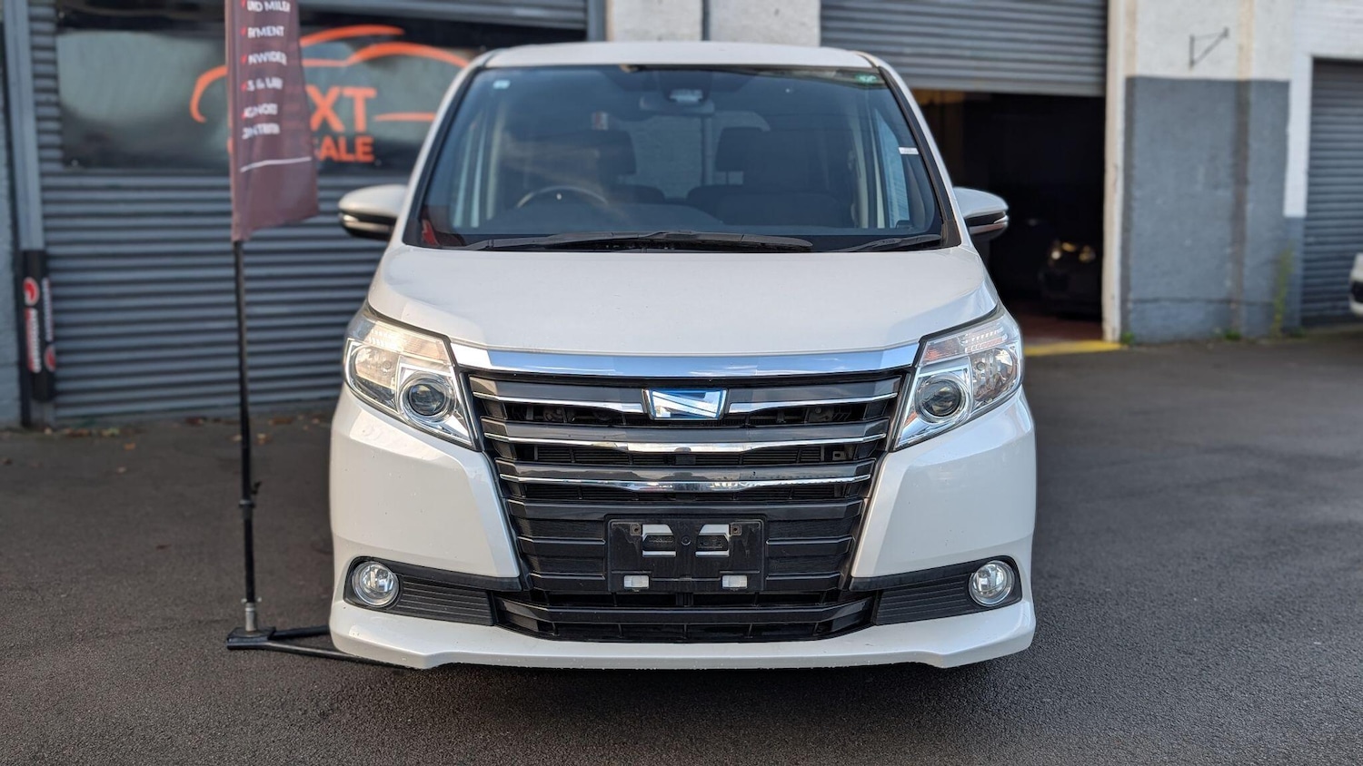Used Toyota Noah for sale - 77066915: Photo 2