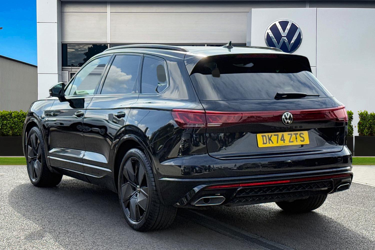 Used Volkswagen Touareg 2024 for sale - 76017584: Photo 2