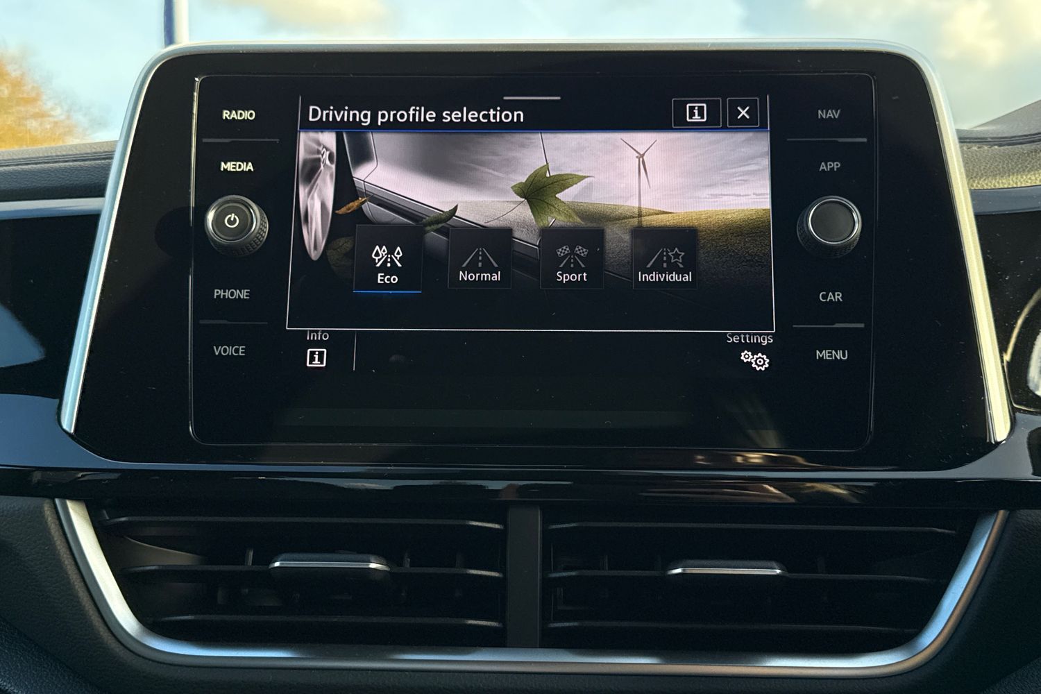 Used Volkswagen T-Roc 2023 for sale - 76411716: Photo 42