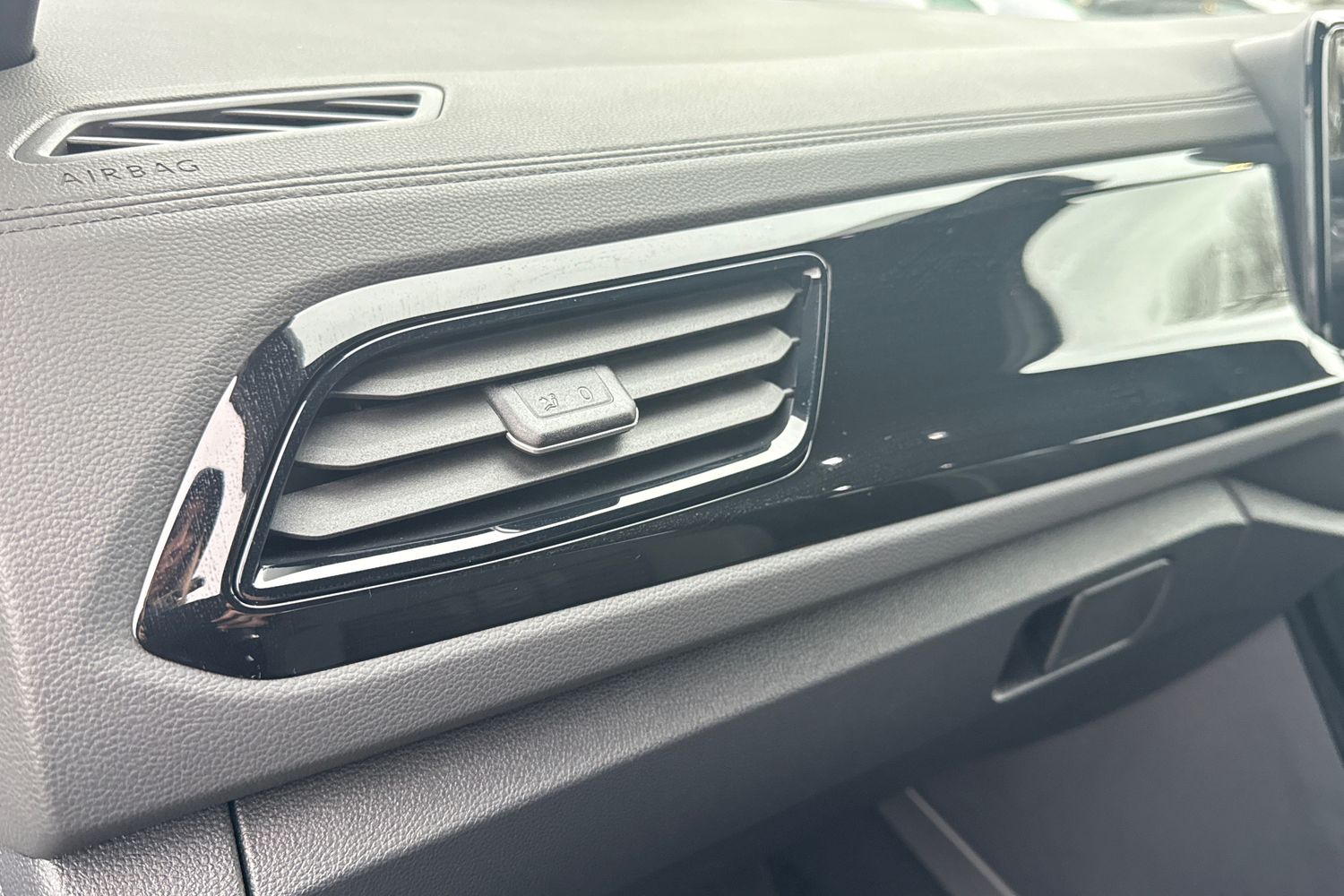 Used Volkswagen T-Roc 2025 for sale - 77147519: Photo 31