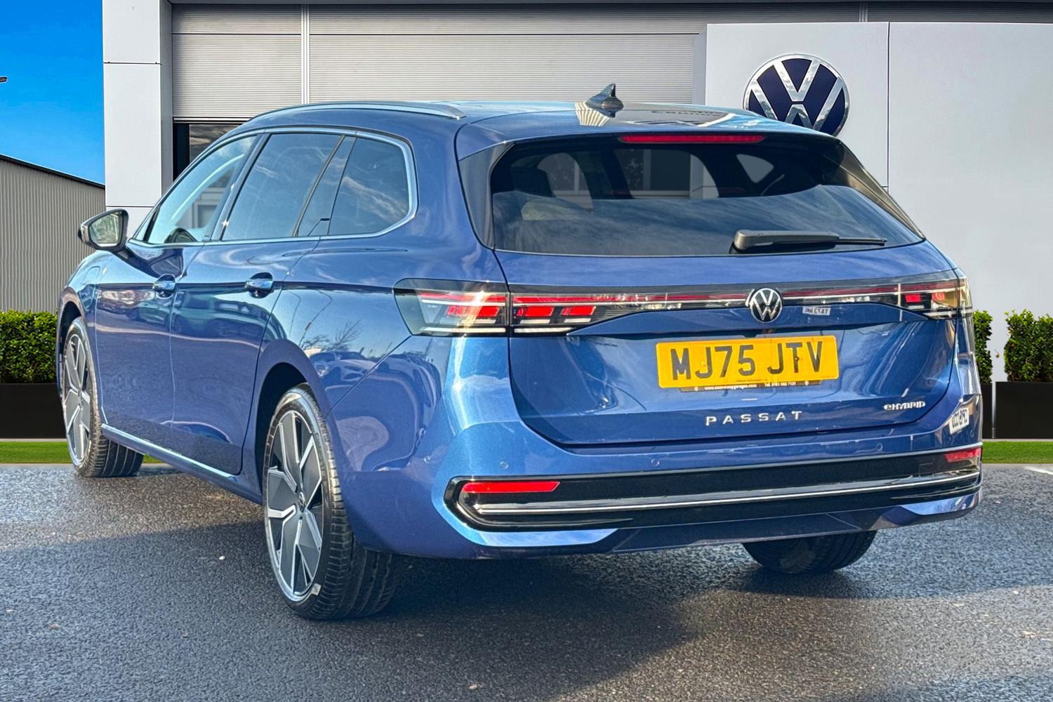 Used Volkswagen Passat 2025 for sale - 76968076: Photo 2