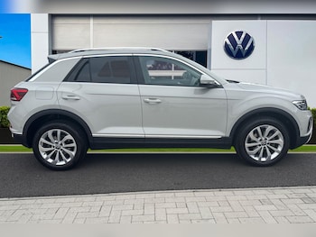 Used Volkswagen T-Roc 2023 for sale - 75632325: Photo