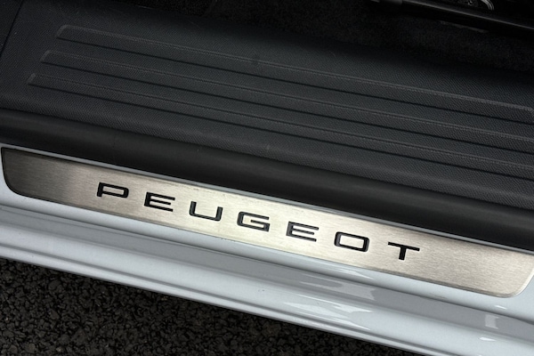 Used Peugeot E-2008 2023 for sale - 76220130: Photo 35