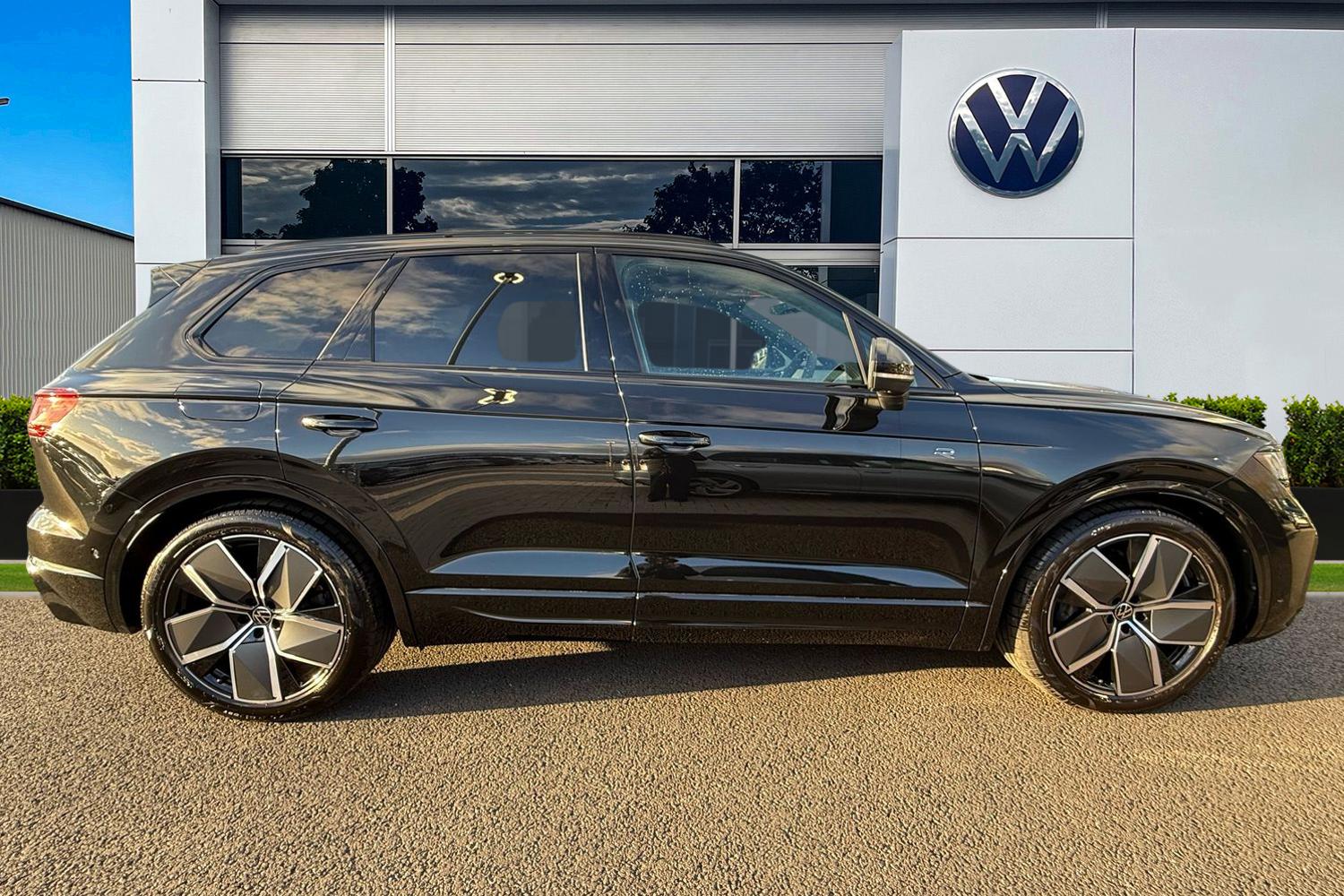 Used Volkswagen Touareg 2025 for sale - 77093532: Photo 3