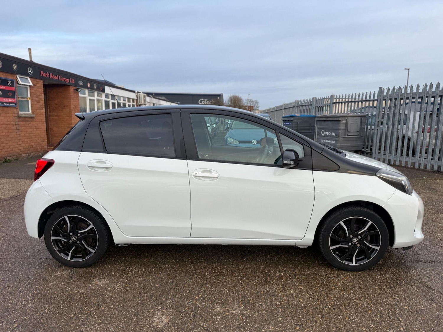 Used Toyota Yaris 2017 for sale - 77120613: Photo 2