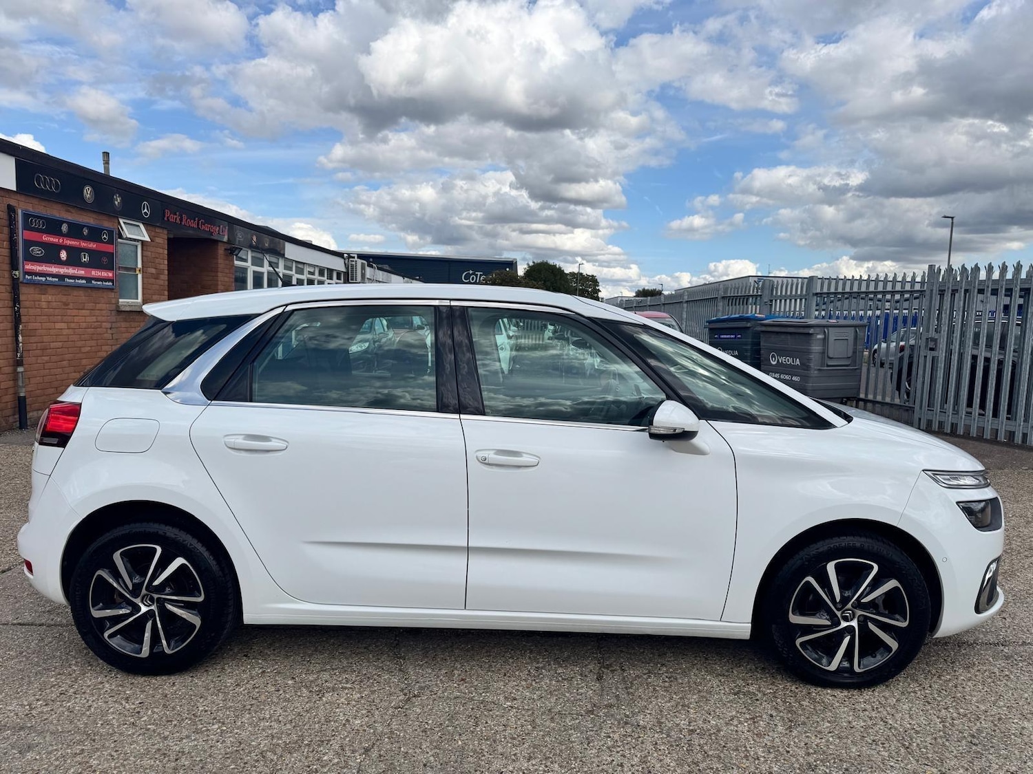 Used Citroen C4 Picasso 2016 for sale - 75741413: Photo 2