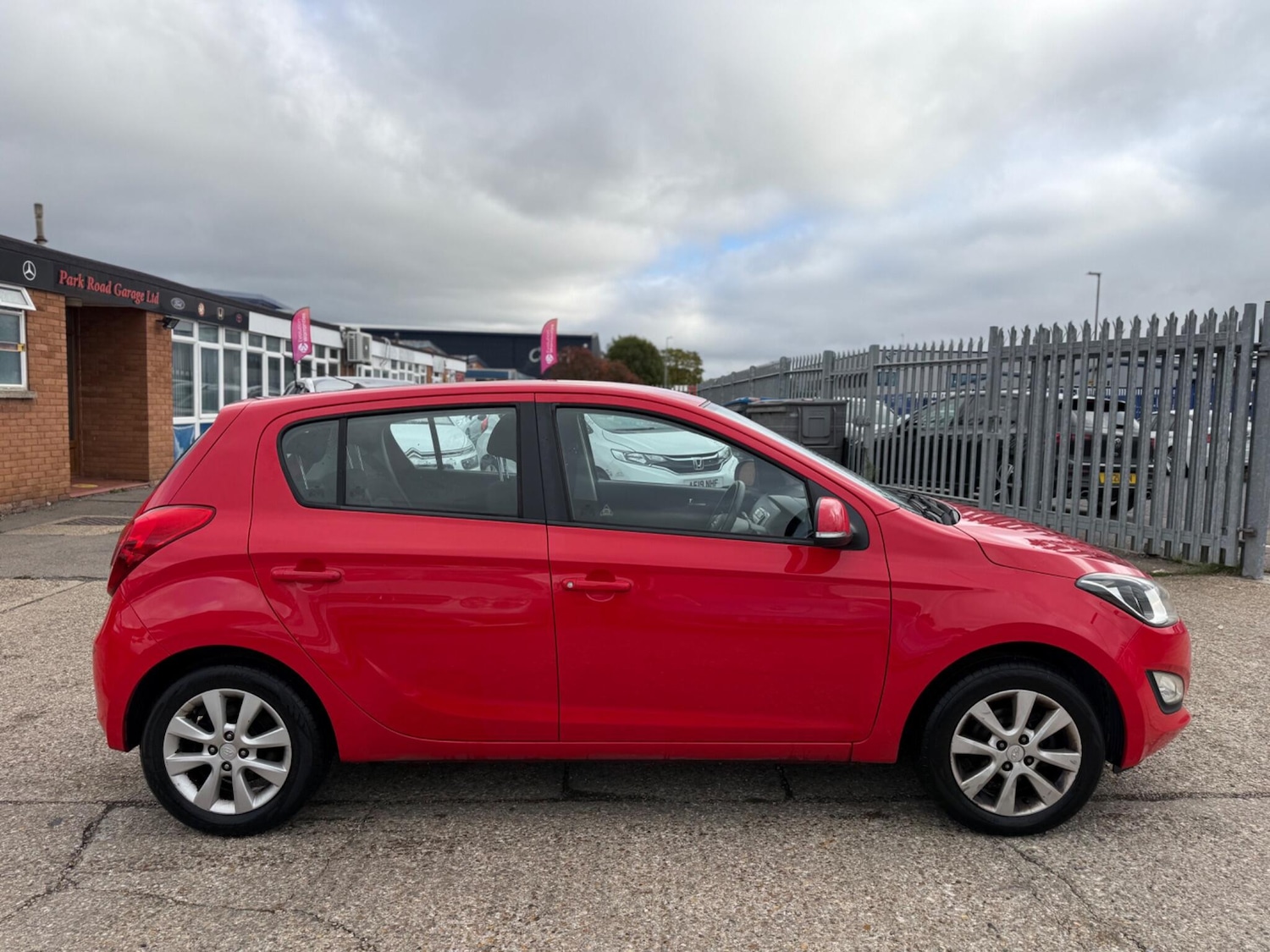 Used Hyundai i20 2013 for sale - 76296127: Photo 2