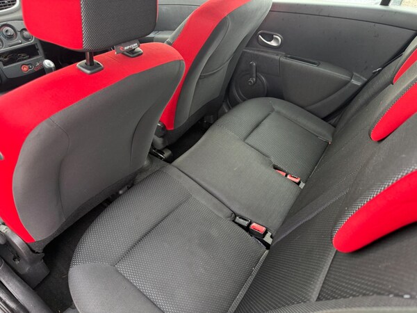Used Renault Clio 2011 for sale - 76214584: Photo 18