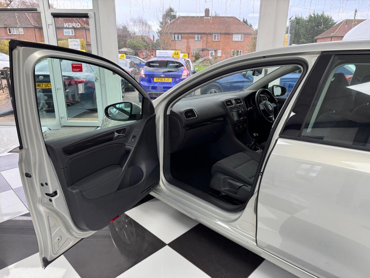 Used Volkswagen Golf 2011 for sale - 76863882: Photo 24